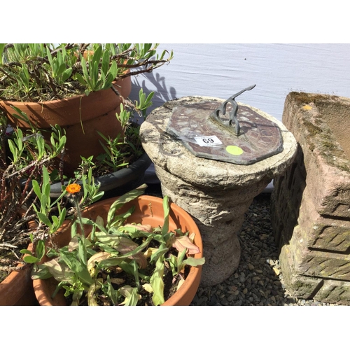 69 - GARDEN SUNDIAL GARDEN PLANTER AND 4 GARDEN POTS