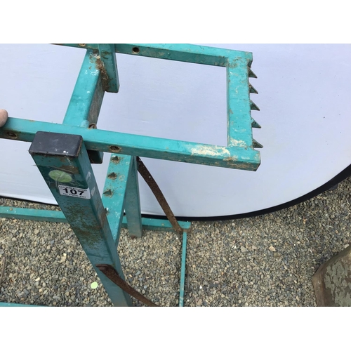 107 - HEAVY DUTY METAL SAW HORSE