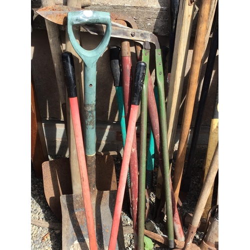 42 - LARGE QTY OF GARDEN TOOLS TO INCLUDE SHOVELS, PICK, GARDEN SHEARS ETC