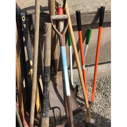 42 - LARGE QTY OF GARDEN TOOLS TO INCLUDE SHOVELS, PICK, GARDEN SHEARS ETC