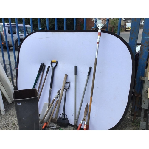 72 - QTY OF GARDEN TOOLS TO INCLUDE SLEDGE HAMMER, SPADES, RAKES HOES ETC