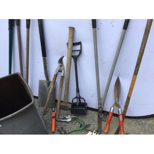 72 - QTY OF GARDEN TOOLS TO INCLUDE SLEDGE HAMMER, SPADES, RAKES HOES ETC