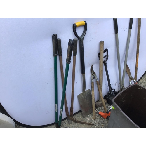 72 - QTY OF GARDEN TOOLS TO INCLUDE SLEDGE HAMMER, SPADES, RAKES HOES ETC