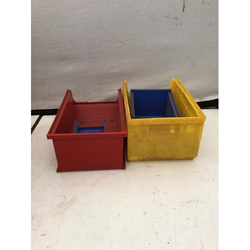 182 - BOX OF WORKSHOP TRAYS AND A PAIR OF ROLLER BOOTS