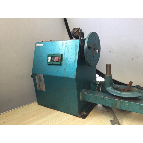 198 - ELECTRIC WOOD TURNING LATHE W/O