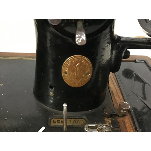 442 - VINTAGE SINGER SEWING MACHINE IN CASE