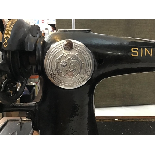 442 - VINTAGE SINGER SEWING MACHINE IN CASE