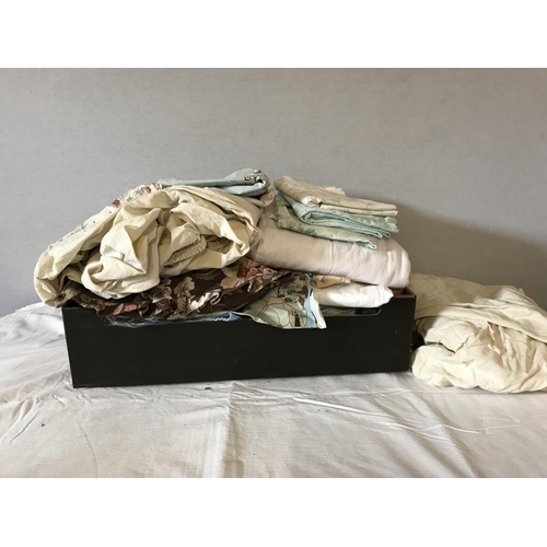 283 - QTY OF LINEN TABLE CLOTHS APRONS AND A SMALL RUG ETC