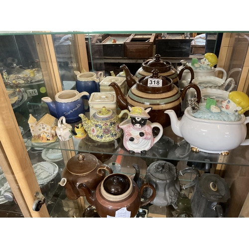 318 - QTY OF NOVELTY TEAPOTS ETC