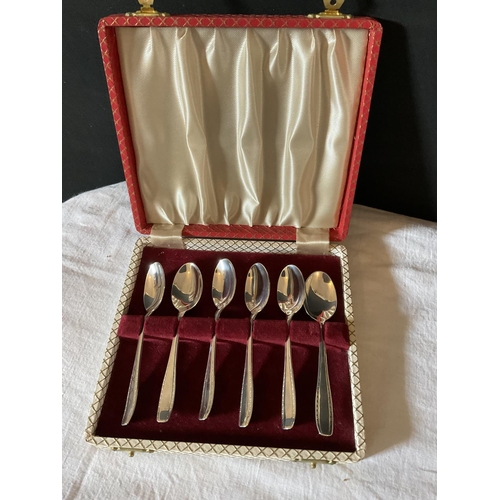 322 - QTY OF BOXED CUTLERY AND CARVING SET TO INCLUDE VINTAGE WICKER CUTLERY TRAY