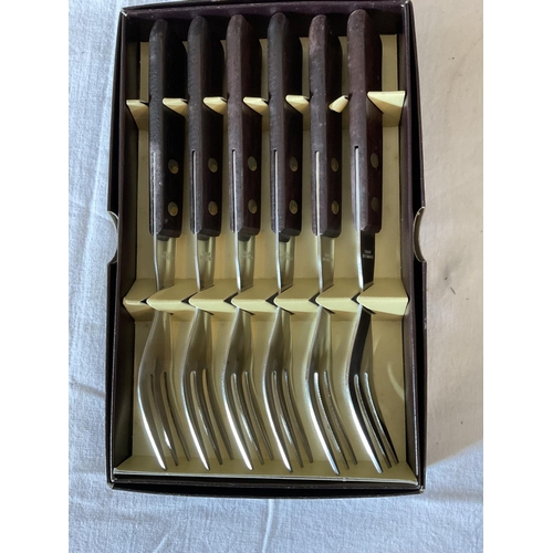 322 - QTY OF BOXED CUTLERY AND CARVING SET TO INCLUDE VINTAGE WICKER CUTLERY TRAY