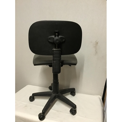 416 - OFFICE SWIVEL CHAIR