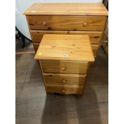 542 - MODERN 3 DRWER PINE CHEST AND MATCHING 3 DRAWER BEDSIDE CHEST
33.5 X 14