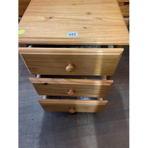 542 - MODERN 3 DRWER PINE CHEST AND MATCHING 3 DRAWER BEDSIDE CHEST
33.5 X 14