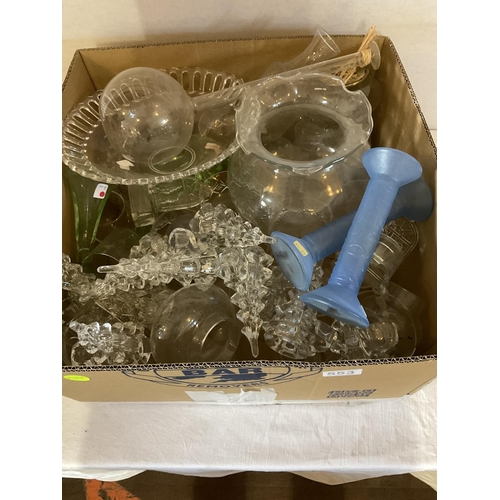 553 - BOX OF GLASSWARE