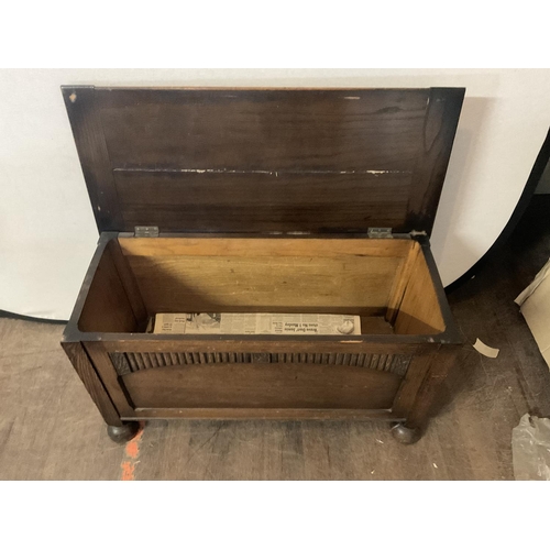 556 - VINTAGE OAK BLANKET BOX (SPLIT TO TOP)
36 X 16