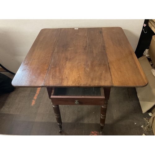 564 - VICTORIAN MAHOGANY PEMBROKE TABLE WITH DRAWER
35 X 35