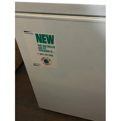 572 - ELECTROLUX CHEST FREEZER WITH KEYS W/O
42 X 25