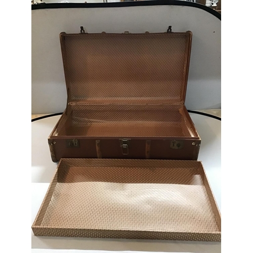 598 - VINTAGE  TRAVEL TRUNK