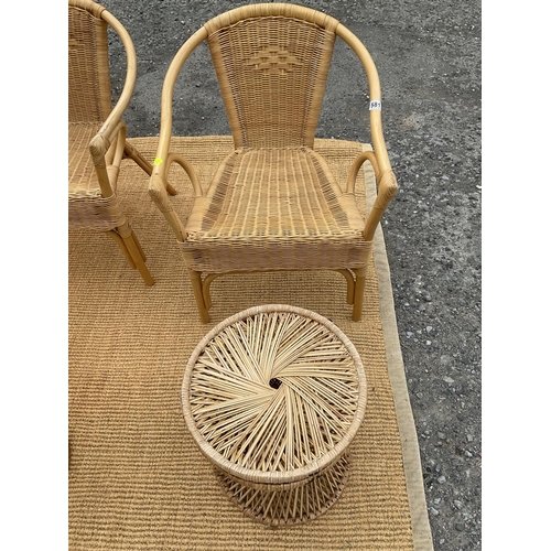 581 - 2 WICKER CHAIRS 2 STOOLS AND A SEA GRASS MAT 95 X 67