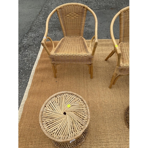 581 - 2 WICKER CHAIRS 2 STOOLS AND A SEA GRASS MAT 95 X 67