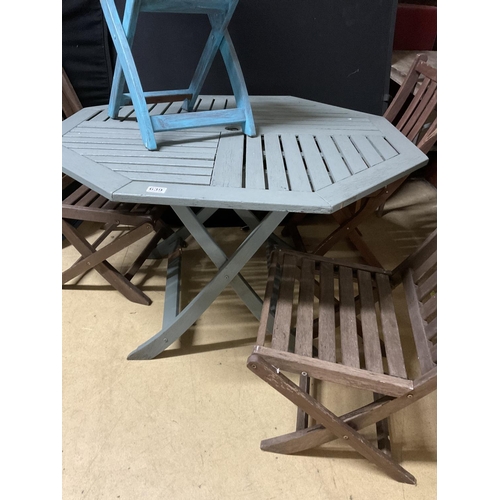 639 - FOLDING GARDEN TABLE AND 4 CHAIRS (NOT MATCHING)