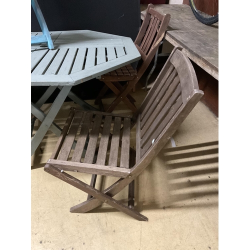 639 - FOLDING GARDEN TABLE AND 4 CHAIRS (NOT MATCHING)