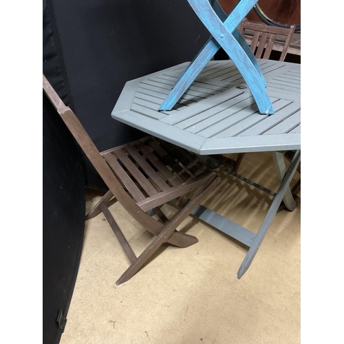 639 - FOLDING GARDEN TABLE AND 4 CHAIRS (NOT MATCHING)