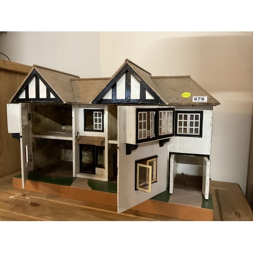 676 - VINTAGE  DOLLS HOUSE