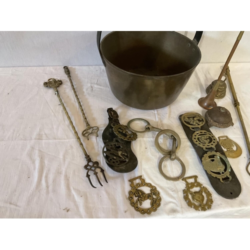 681 - VICTORIAN  BRASS JAM PAN TOASTING FORKS HUNTING HORN ETC