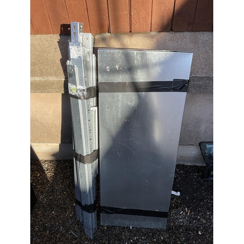 37 - FLAT PACKED METAL SHELVES
L 39