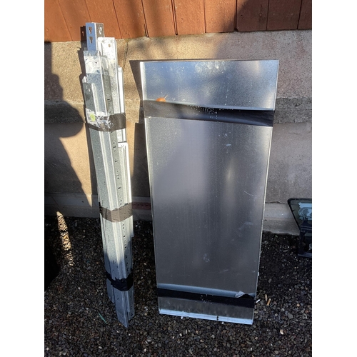 37 - FLAT PACKED METAL SHELVES
L 39