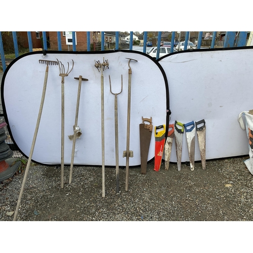 15 - QTY OF VINTAGE GARDEN TOOLS AND SAWS