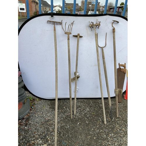 15 - QTY OF VINTAGE GARDEN TOOLS AND SAWS