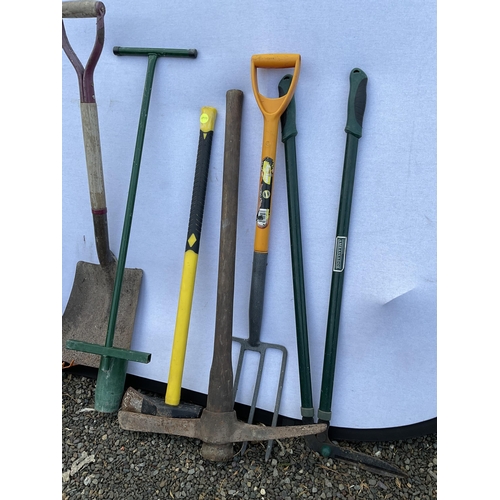 5 - QTY OF GARDEN TOOLS TO INC PICK, SHOVEL ETC