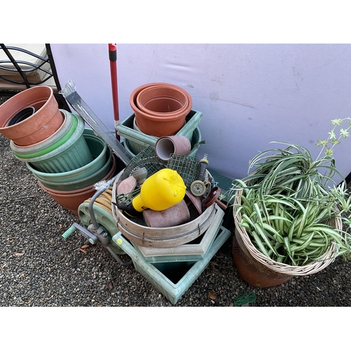 44 - QTY OF GARDEN POTS AND HOSE ON REEL ETC