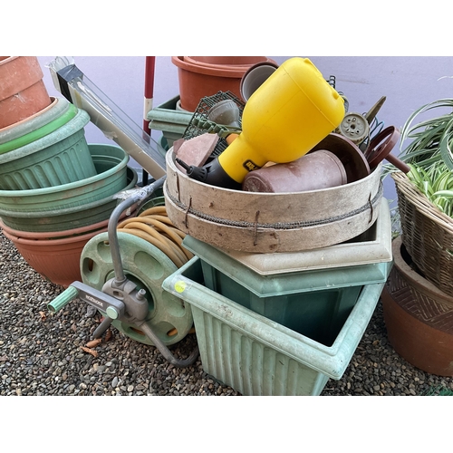 44 - QTY OF GARDEN POTS AND HOSE ON REEL ETC