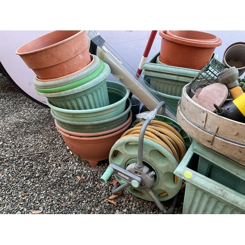 44 - QTY OF GARDEN POTS AND HOSE ON REEL ETC