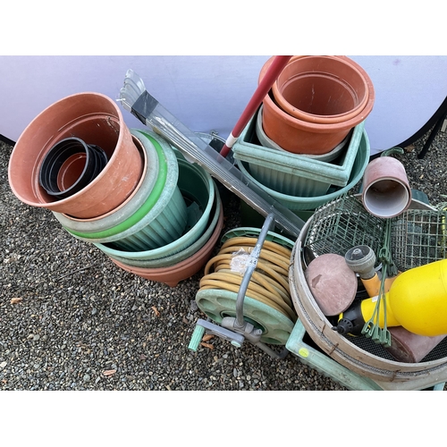 44 - QTY OF GARDEN POTS AND HOSE ON REEL ETC