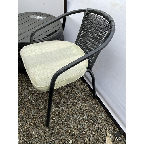 68 - 2 GARDEN CHAIRS AND A TABLE WITH SEAT PADS
H 17