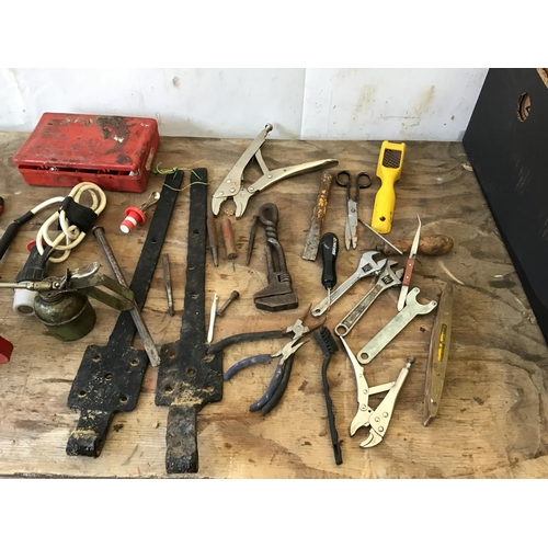 85 - QTY OF HARDWARE TO INCLUDE HINGES TOOLS AND OIL CANS ETC