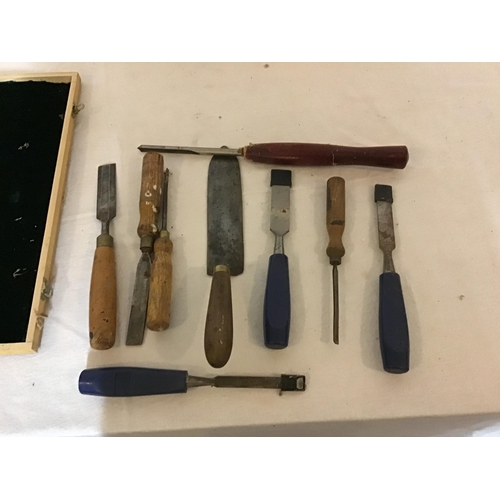 279 - QTY OF CARVING CHISELS ETC