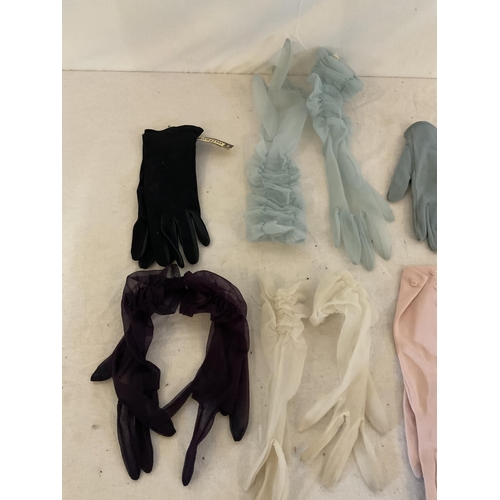 313 - QTY OF VINTAGE GLOVES