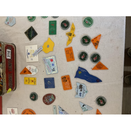 316 - TIN OF VINTAGE BADGES