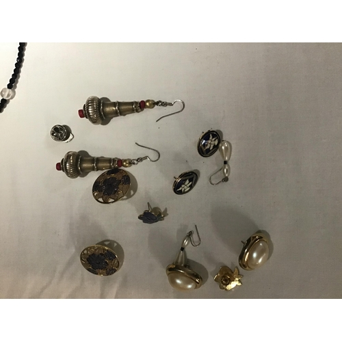 386 - QTY OF COSTUME JEWELLERY