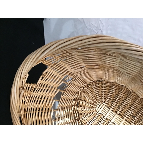 410 - WICKER LINEN BASKET SEAGRASS MAT AND LAMP SHADE