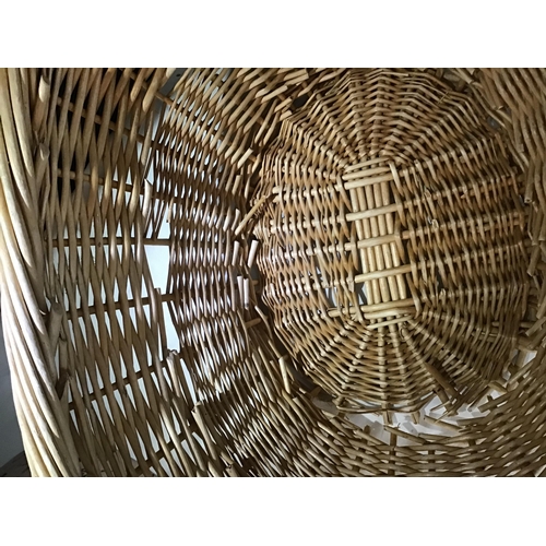 410 - WICKER LINEN BASKET SEAGRASS MAT AND LAMP SHADE