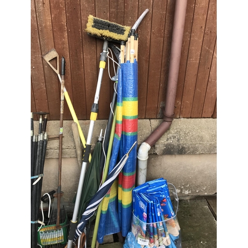 26 - QTY OF ODDS TO INCLUDE PET CAGE, WIND BREAK, PADDLING POOL, DRAINING RODS ETC