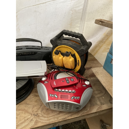 82 - QTY OF ELECTRICAL ITEMS TO INCLUDE DVD PLAYER, VIDEO PLAYER, HIFI RADIO ETC (lead on reel failed saf... 