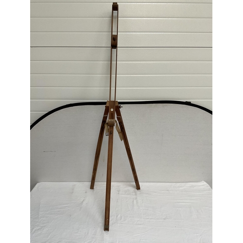 38 - WINDSOR & NEWTON ARTISTS EASEL WORMED